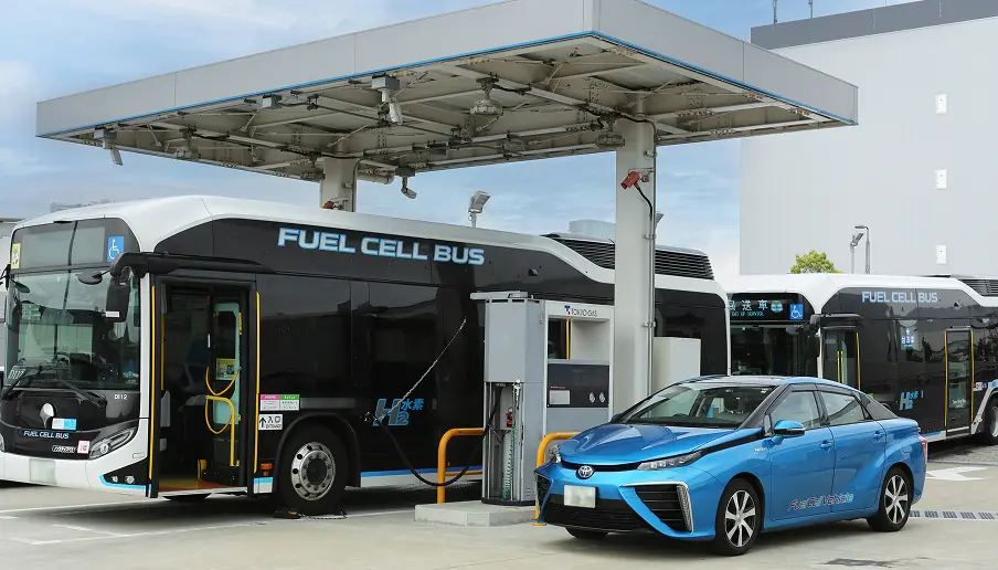 水素ステーションで充填中の燃料電池バスと燃料電池車。クリーンエネルギーとして水素を活用する取り組みの一環