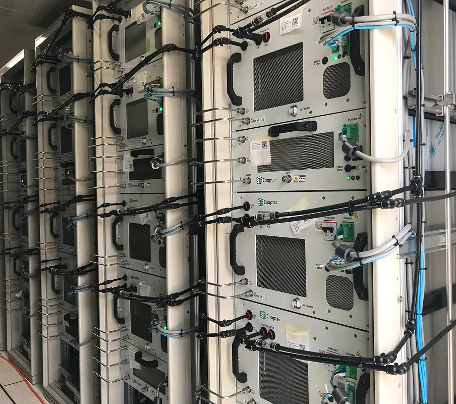 再生可能エネルギーを活用した水電解装置の内部。東京ガスケミカルが導入を支援する水素製造設備で、CO₂を排出しないクリーンな水素エネルギーの供給を可能にする。