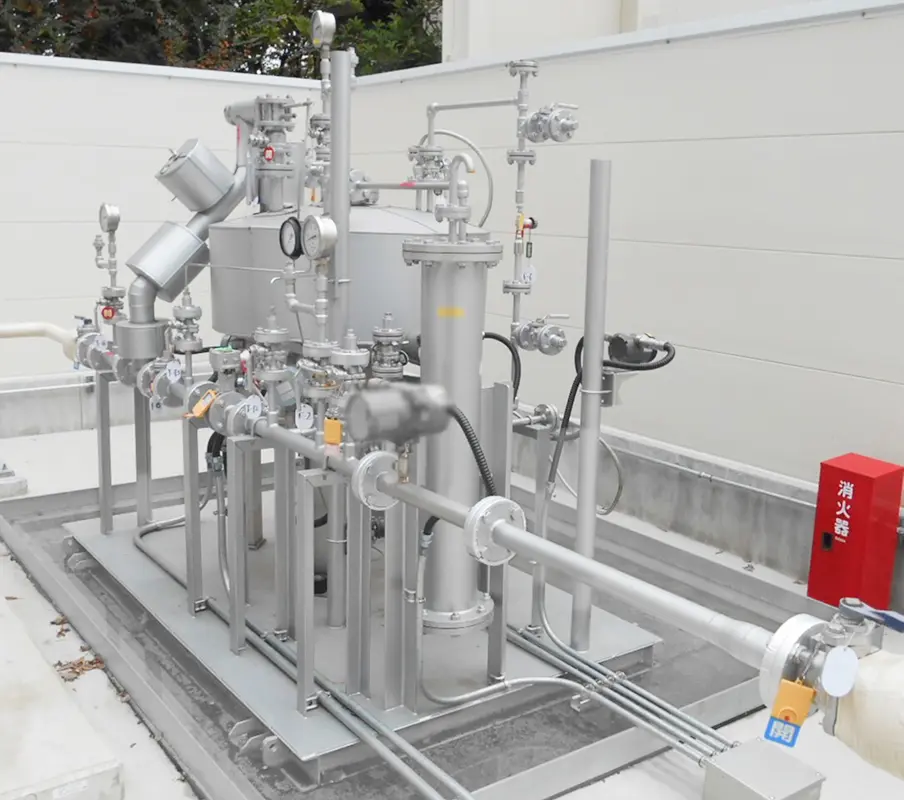 水素配管設備の写真。複数のバルブや計器が取り付けられたステンレス製の配管が整然と配置されており、安全供給のための付臭装置や消火器も設置されている。