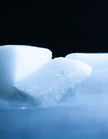 黒い背景の前に置かれた氷の塊のクローズアップ