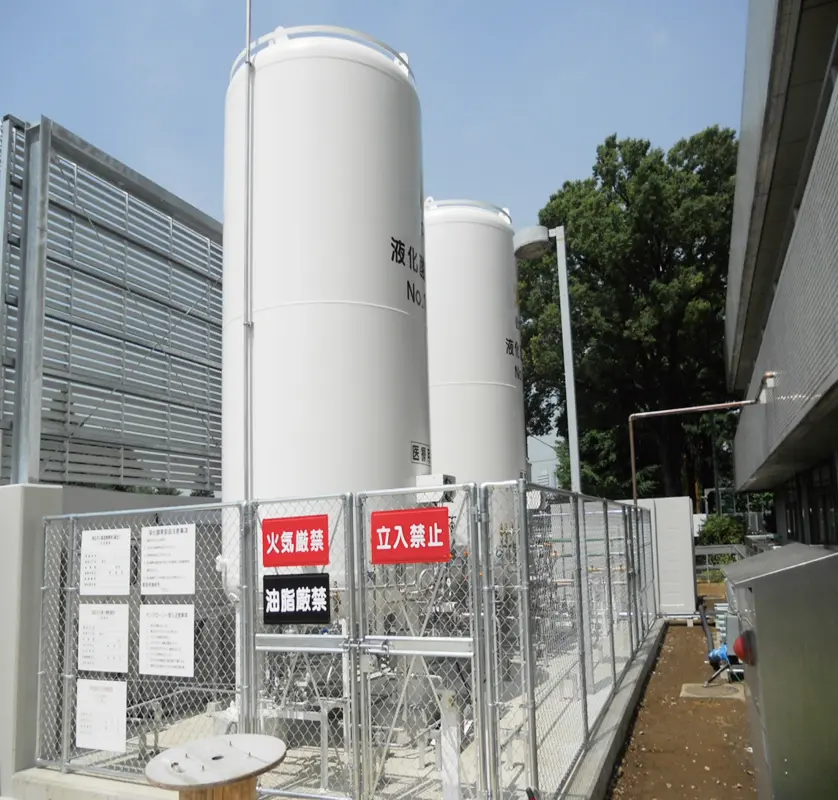 医療用液化酸素を貯蔵する大型タンクと安全柵で囲まれた供給設備。