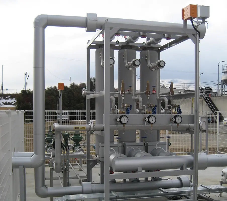 屋外に設置されたコンパクト型多管式気化器。複数の圧力計と配管が接続された産業用ガス供給設備