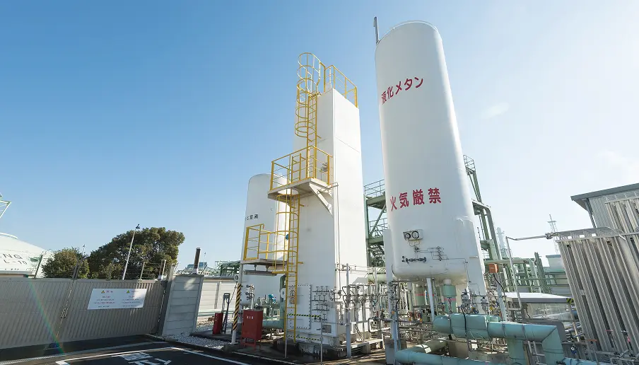 液化メタンと書かれた大型タンクが並ぶ屋外設備、配管や制御装置が接続された製造プラントの一部