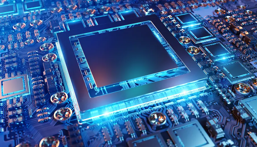 青く輝く回路が描かれた半導体チップと電子基板のクローズアップ