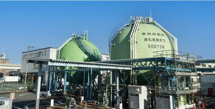 東京炭酸株式会社の液化炭酸ガスを貯蔵する緑色の大型タンク、500トンと表示された施設外観